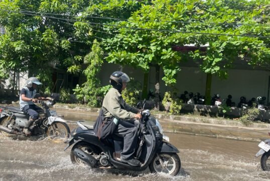 Tips #Cari_Aman dari Honda Trio Motor agar Tetap Aman Saat Jalan Tergenang Banjir Rob Tips #Cari_Aman dari Honda Trio Motor agar Tetap Aman Saat Jalan Tergenang Banjir Rob