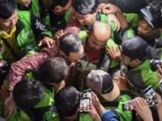Nadiem Makarim Peluk Driver Ojol Usai Dituntut 18 Tahun Penjara di Kasus Dugaan Korupsi Chromebook Terdakwa kasus dugaan korupsi pengadaan Chromebook dan Chrome Device Management (CDM) dalam program digitalisasi pendidikan di Kemendikbudristek Nadiem Makarim (tengah) memeluk pengemudi Gojek seusai mengikuti sidang tuntutan di Pengadilan Tipikor, Jakarta, Rabu, 13 Mei 2026