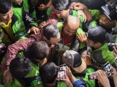 Nadiem Makarim Peluk Driver Ojol Usai Dituntut 18 Tahun Penjara di Kasus Dugaan Korupsi Chromebook Terdakwa kasus dugaan korupsi pengadaan Chromebook dan Chrome Device Management (CDM) dalam program digitalisasi pendidikan di Kemendikbudristek Nadiem Makarim (tengah) memeluk pengemudi Gojek seusai mengikuti sidang tuntutan di Pengadilan Tipikor, Jakarta, Rabu, 13 Mei 2026