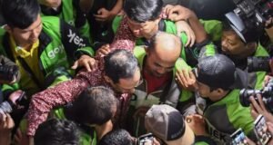 Nadiem Makarim Peluk Driver Ojol Usai Dituntut 18 Tahun Penjara di Kasus Dugaan Korupsi Chromebook Terdakwa kasus dugaan korupsi pengadaan Chromebook dan Chrome Device Management (CDM) dalam program digitalisasi pendidikan di Kemendikbudristek Nadiem Makarim (tengah) memeluk pengemudi Gojek seusai mengikuti sidang tuntutan di Pengadilan Tipikor, Jakarta, Rabu, 13 Mei 2026