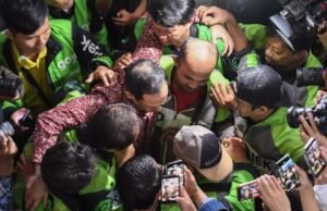 Nadiem Makarim Peluk Driver Ojol Usai Dituntut 18 Tahun Penjara di Kasus Dugaan Korupsi Chromebook Terdakwa kasus dugaan korupsi pengadaan Chromebook dan Chrome Device Management (CDM) dalam program digitalisasi pendidikan di Kemendikbudristek Nadiem Makarim (tengah) memeluk pengemudi Gojek seusai mengikuti sidang tuntutan di Pengadilan Tipikor, Jakarta, Rabu, 13 Mei 2026
