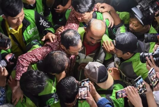 Nadiem Makarim Peluk Driver Ojol Usai Dituntut 18 Tahun Penjara di Kasus Dugaan Korupsi Chromebook Terdakwa kasus dugaan korupsi pengadaan Chromebook dan Chrome Device Management (CDM) dalam program digitalisasi pendidikan di Kemendikbudristek Nadiem Makarim (tengah) memeluk pengemudi Gojek seusai mengikuti sidang tuntutan di Pengadilan Tipikor, Jakarta, Rabu, 13 Mei 2026