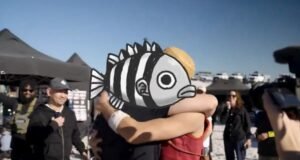 Eiichiro Oda Kunjungi Lokasi Syuting One Piece Season 3, Gambar Luffy di Pasir dan Beri Petunjuk Alur Alabasta Eiichiro Oda berkunjung ke lokasi syuting One Piece season 3. (x.com/onepiecenetflix)