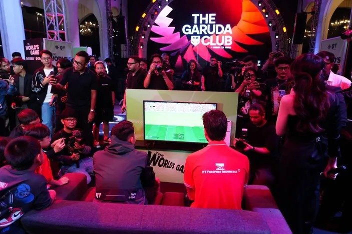Dua pemain timnas, Marselino dan Thom Haye memainkan game maupun EA Sports FC 26 dengan menggunakan skuad Tim Indonesia, pada acara peluncuran The Garuda Club di Fairground, Jakarta, 28 Mei. Indonesia menjadi tim nasional pertama dari Asia Tenggara yang masuk secara resmi ke franchise EA Sports FC. /WINA SETYAWATIE PSSISumber Artikel berjudul " Timnas Indonesia Resmi Masuk EA Sports FC, Jadi Tim ASEAN Pertama ", selengkapnya dengan link: https://www.pikiran-rakyat.com/bola/pr-0110236052/timnas-indonesia-resmi-masuk-ea-sports-fc-jadi-tim-asean-pertama?page=2