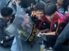 Viral! Polisi dan Mahasiswa Main Domino di Tengah Aksi, yang Kalah Kena Push Up Viral! Polisi dan Mahasiswa Main Domino di Tengah Aksi, yang Kalah Kena Push Up