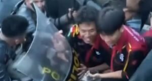 Viral! Polisi dan Mahasiswa Main Domino di Tengah Aksi, yang Kalah Kena Push Up Viral! Polisi dan Mahasiswa Main Domino di Tengah Aksi, yang Kalah Kena Push Up