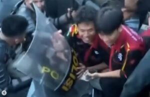 Viral! Polisi dan Mahasiswa Main Domino di Tengah Aksi, yang Kalah Kena Push Up Viral! Polisi dan Mahasiswa Main Domino di Tengah Aksi, yang Kalah Kena Push Up