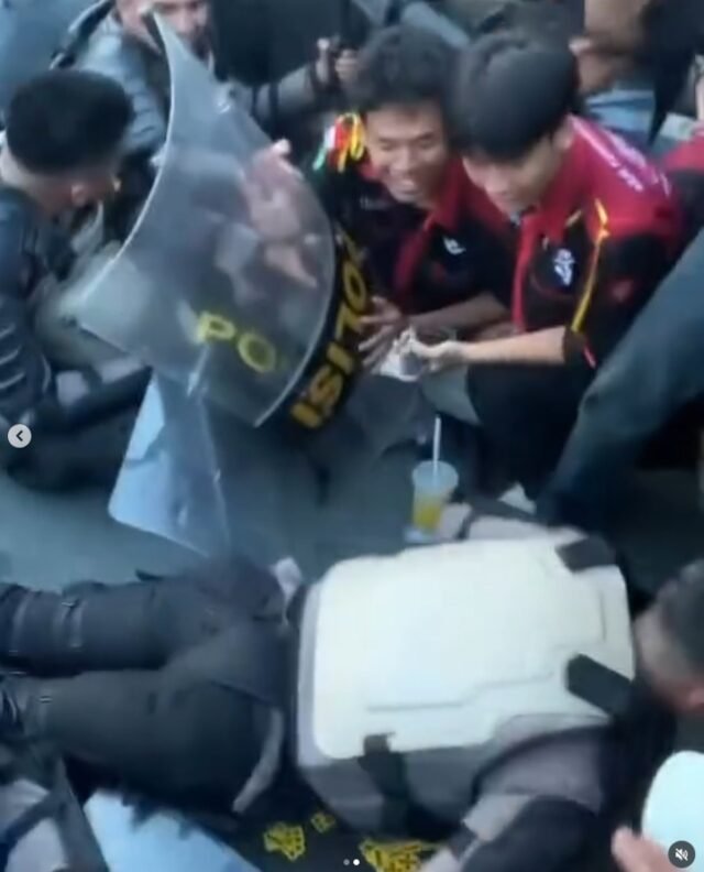 Viral! Polisi dan Mahasiswa Main Domino di Tengah Aksi, yang Kalah Kena Push Up