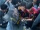 Viral! Polisi dan Mahasiswa Main Domino di Tengah Aksi, yang Kalah Kena Push Up Viral! Polisi dan Mahasiswa Main Domino di Tengah Aksi, yang Kalah Kena Push Up