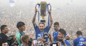 Persib Bandung Cetak Sejarah! Hattrick Juara dan Resmi Jadi Klub Tersukses Era Liga Indonesia Persib Bandung jadi klub pertama Indonesia yang hattrick juara kompetisi di era Liga Indonesia. (ANTARA FOTO/Raisan Al Farisi)