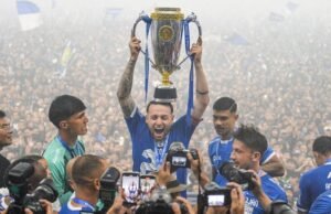 Persib Bandung Cetak Sejarah! Hattrick Juara dan Resmi Jadi Klub Tersukses Era Liga Indonesia Persib Bandung jadi klub pertama Indonesia yang hattrick juara kompetisi di era Liga Indonesia. (ANTARA FOTO/Raisan Al Farisi)