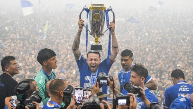 Persib Bandung jadi klub pertama Indonesia yang hattrick juara kompetisi di era Liga Indonesia. (ANTARA FOTO/Raisan Al Farisi) Persib Bandung jadi klub pertama Indonesia yang hattrick juara kompetisi di era Liga Indonesia. (ANTARA FOTO/Raisan Al Farisi)