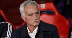 Jose Mourinho Kembali ke Real Madrid, Siapkan Revolusi Besar di Bernabeu Pelatih kepala SL Benfica asal Portugal #00, Jose Mourinho, terlihat sebelum pertandingan liga Portugal antara SL Benfica dan Casa Pia AC di Estadio da Luz di Lisbon pada 9 November 2025. (FILIPE AMORIM/AFP)