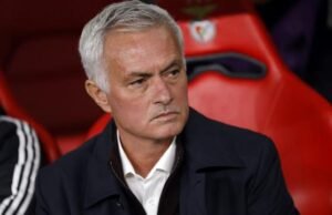 Jose Mourinho Kembali ke Real Madrid, Siapkan Revolusi Besar di Bernabeu Pelatih kepala SL Benfica asal Portugal #00, Jose Mourinho, terlihat sebelum pertandingan liga Portugal antara SL Benfica dan Casa Pia AC di Estadio da Luz di Lisbon pada 9 November 2025. (FILIPE AMORIM/AFP)
