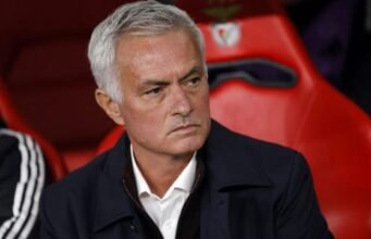 Jose Mourinho Kembali ke Real Madrid, Siapkan Revolusi Besar di Bernabeu Pelatih kepala SL Benfica asal Portugal #00, Jose Mourinho, terlihat sebelum pertandingan liga Portugal antara SL Benfica dan Casa Pia AC di Estadio da Luz di Lisbon pada 9 November 2025. (FILIPE AMORIM/AFP)