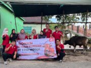 PT Trio Motor Pererat Kebersamaan dengan Warga Sungai Baru Lewat Penyaluran Hewan Kurban Iduladha 2026 PT Trio Motor Salurkan Hewan Kurban untuk Warga Sekitar Masjid Jami Al-Misbah. Foto Dok Istimewa