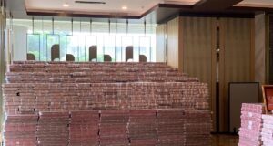 Kejagung Serahkan Rp1,029 Triliun ke Kemenkeu, Termasuk Aset Buronan Korupsi Eddy Tansil Rp51,6 Miliar Ilustrasi Tumpukan Uang.
