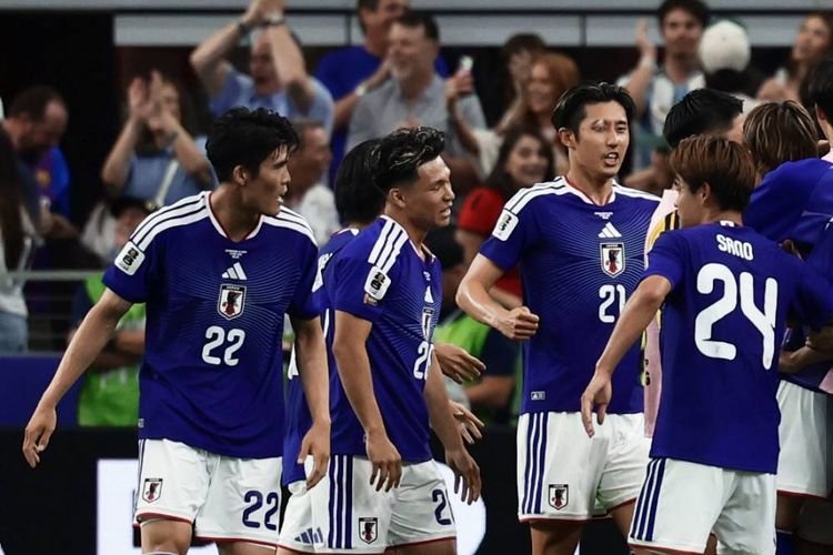 Para pemain Jepang merayakan gol kedua mereka dalam pertandingan sepak bola Grup F Piala Dunia 2026 antara Belanda vs Jepang di Stadion Dallas di Arlington pada 14 Juni 2026. (Foto oleh Aric Becker / AFP)(AFP/ARIC BECKER)