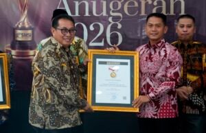 Raih Anugerah Sahabat Pers SMSI 2026, Wali Kota Yamin Sebut Media Mata dan Telinga Kepala Daerah Raih Anugerah Sahabat Pers SMSI 2026, Wali Kota Yamin: Media adalah Mata dan Telinga Kepala Daerah. Foto Dok istimewa