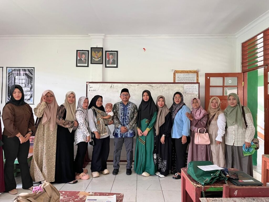 Wali Kelas Serahkan Rapor Kenaikan Kelas kepada Orang Tua Murid. Foto Dok Istimewa