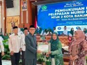 MTsN 2 Kota Banjarmasin Beri Penghargaan kepada Empat Guru Purna Tugas Kepala MTsN 2 Banjarmasin, Riduansyah, Serahkan Penghargaan kepada Guru Purna Tugas. Foto Dok Istimewa