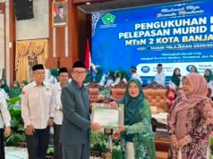 MTsN 2 Kota Banjarmasin Beri Penghargaan kepada Empat Guru Purna Tugas Kepala MTsN 2 Banjarmasin, Riduansyah, Serahkan Penghargaan kepada Guru Purna Tugas. Foto Dok Istimewa