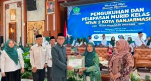 MTsN 2 Kota Banjarmasin Beri Penghargaan kepada Empat Guru Purna Tugas Kepala MTsN 2 Banjarmasin, Riduansyah, Serahkan Penghargaan kepada Guru Purna Tugas. Foto Dok Istimewa