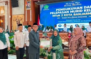 MTsN 2 Kota Banjarmasin Beri Penghargaan kepada Empat Guru Purna Tugas Kepala MTsN 2 Banjarmasin, Riduansyah, Serahkan Penghargaan kepada Guru Purna Tugas. Foto Dok Istimewa
