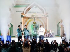 Banjarmasin Raih Juara Umum MTQ Nasional XXXVII Tingkat Provinsi Kalsel 2026 Wali Kota Banjarmasin H. M. Yamin HR menerima Piala Juara Umum MTQ Nasional XXXVII Tingkat Provinsi Kalimantan Selatan 2026. Foto Dok Istimewa