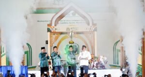 Banjarmasin Raih Juara Umum MTQ Nasional XXXVII Tingkat Provinsi Kalsel 2026 Wali Kota Banjarmasin H. M. Yamin HR menerima Piala Juara Umum MTQ Nasional XXXVII Tingkat Provinsi Kalimantan Selatan 2026. Foto Dok Istimewa