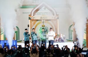Banjarmasin Raih Juara Umum MTQ Nasional XXXVII Tingkat Provinsi Kalsel 2026 Wali Kota Banjarmasin H. M. Yamin HR menerima Piala Juara Umum MTQ Nasional XXXVII Tingkat Provinsi Kalimantan Selatan 2026. Foto Dok Istimewa