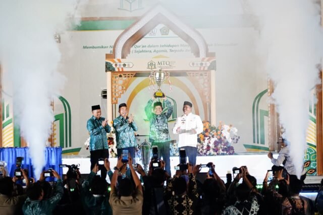Wali Kota Banjarmasin H. M. Yamin HR menerima Piala Juara Umum MTQ Nasional XXXVII Tingkat Provinsi Kalimantan Selatan 2026. Foto Dok Istimewa