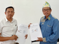 MTsN 2 Kota Banjarmasin Gandeng PT Sempurna Raya Sentosa, Tingkatkan Layanan Kebersihan, Keamanan, dan Resepsionis Kepala MTsN 2 Kota Banjarmasin dan Direktur PT Sempurna Raya Sentosa menandatangani Nota Kesepahaman (MoU). Foto Dok Istimewa