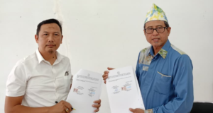 MTsN 2 Kota Banjarmasin Gandeng PT Sempurna Raya Sentosa, Tingkatkan Layanan Kebersihan, Keamanan, dan Resepsionis Kepala MTsN 2 Kota Banjarmasin dan Direktur PT Sempurna Raya Sentosa menandatangani Nota Kesepahaman (MoU). Foto Dok Istimewa