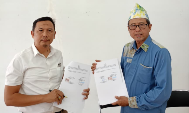 Kepala MTsN 2 Kota Banjarmasin dan Direktur PT Sempurna Raya Sentosa menandatangani Nota Kesepahaman (MoU). Foto Dok Istimewa Kepala MTsN 2 Kota Banjarmasin dan Direktur PT Sempurna Raya Sentosa menandatangani Nota Kesepahaman (MoU). Foto Dok Istimewa