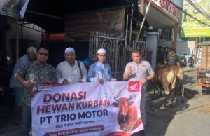 PT Trio Motor Honda Salurkan Hewan Kurban untuk Warga Sekitar Masjid Al Musyarrafah Banjarmasin PT Trio Motor Honda Salurkan Hewan Kurban untuk Warga Sekitar Masjid Al Musyarrafah Banjarmasin. Foto Dok Istimewa