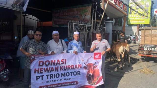 PT Trio Motor Honda Salurkan Hewan Kurban untuk Warga Sekitar Masjid Al Musyarrafah Banjarmasin. Foto Dok Istimewa