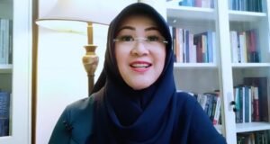 Dokter Tifa Ditangkap Saat Ikuti Ujian S3 FKUI, Tim Hukum Pertanyakan Dasar Penangkapan Tersangka kasus tudingan ijazah palsu Jokowi, doter Tifa. (Foto: Tangkapan layar youtube Dokter Tifa's Life)