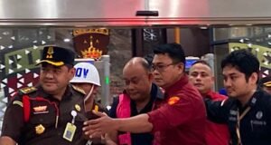 Eks Kepala BGN Dadan Hindayana Jadi Tersangka Korupsi, Kejagung Tahan 3 Mantan Pimpinan Kejaksaan Agung menahan Manta Wakil Kepala Badan Gizi Nasional (BGN), Sony Sonjaya, Rabu (3/6/2026). (Bloomberg Technoz/Dovana Hasiana)