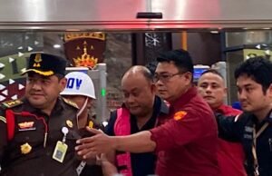 Eks Kepala BGN Dadan Hindayana Jadi Tersangka Korupsi, Kejagung Tahan 3 Mantan Pimpinan Kejaksaan Agung menahan Manta Wakil Kepala Badan Gizi Nasional (BGN), Sony Sonjaya, Rabu (3/6/2026). (Bloomberg Technoz/Dovana Hasiana)