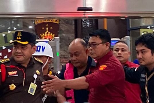 Eks Kepala BGN Dadan Hindayana Jadi Tersangka Korupsi, Kejagung Tahan 3 Mantan Pimpinan Kejaksaan Agung menahan Manta Wakil Kepala Badan Gizi Nasional (BGN), Sony Sonjaya, Rabu (3/6/2026). (Bloomberg Technoz/Dovana Hasiana)