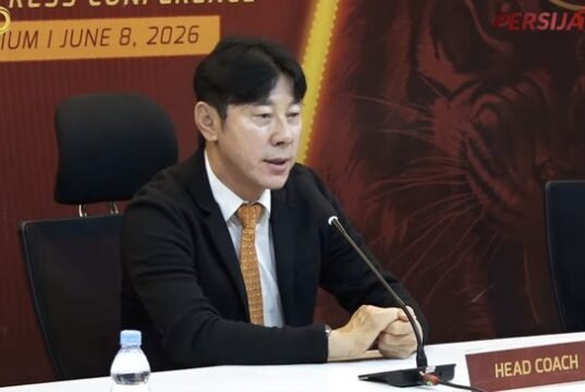 Resmi Latih Persija Jakarta, Shin Tae-yong Bidik Prestasi Tertinggi Bersama Macan Kemayoran Shin Tae Yong resmi menjadi pelatih Persija. (Tangkapan layar Youtube @PersijaTV)