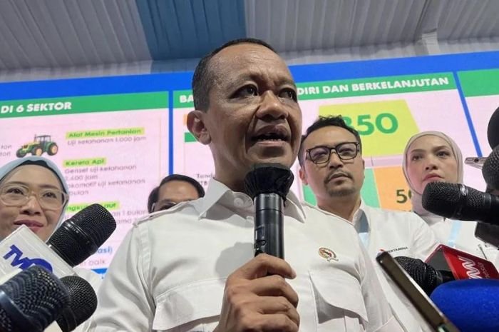 Menteri Energi dan Sumber Daya Mineral (ESDM) Bahlil Lahadalia memberi keterangan ketika ditemui setelah peluncuran Program Mandatori Biodiesel B50 di Rest Area KM 57 Tol Jakarta- Cikampek, Kabupaten Karawang, Jawa Barat, Kamis, 9 Juli 2026 (Antara)