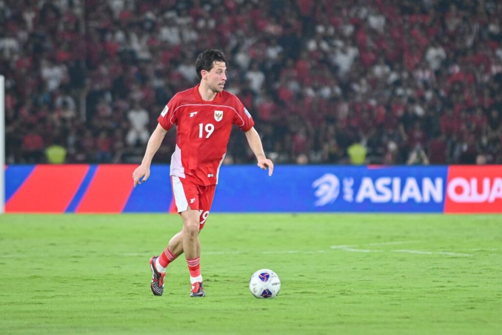 Aksi gelandang Timnas Indonesia Thom Haye