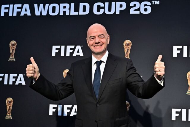 Komite Olimpiade Internasional (IOC) menyatakan tidak akan menggelar penyelidikan terhadap Presiden FIFA, Gianni Infantino.(AFP/FREDERIC J BROWN)