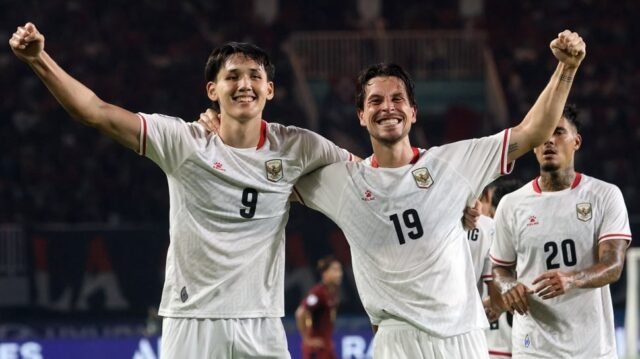 Pesepak bola Timnas Indonesia Mitchel Lee Beker (kiri) melakukan selebrasi dengan Tom Haye (temgah) setelah mencetak hattrick ke gawang Kamboja pada ASEAN Hyundai Cup 2026 di Stadion Pakansari, Kabupaten Bogor, Jawa Barat, Senin (27/7/2026). [ANTARA FOTO/Yulius Satria Wijaya/foc]