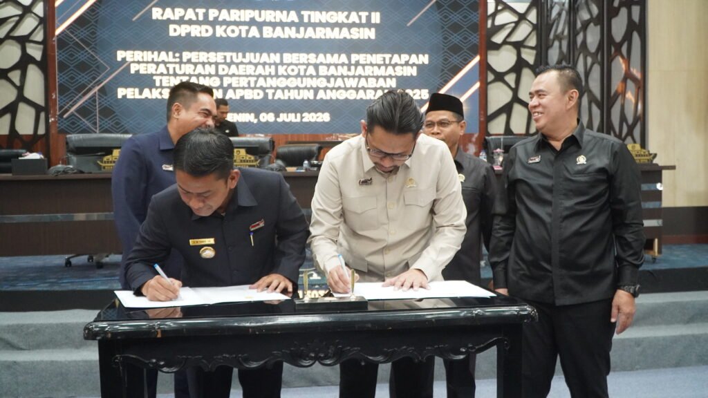 Wali Kota Banjarmasin H. M. Yamin HR bersama pimpinan DPRD menandatangani persetujuan bersama Raperda Pertanggungjawaban Pelaksanaan APBD Tahun Anggaran 2025. Foto Dok Istimewa