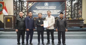 Yamin Minta SKPD Matangkan Perencanaan Program, Maksimalkan Serapan Anggaran APBD Banjarmasin Penandatanganan persetujuan bersama Raperda Pertanggungjawaban Pelaksanaan APBD Tahun Anggaran 2025 menjadi simbol sinergi antara Pemkot Banjarmasin dan DPRD. Foto Dok Istimewa