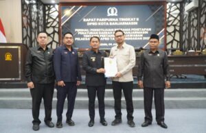 Yamin Minta SKPD Matangkan Perencanaan Program, Maksimalkan Serapan Anggaran APBD Banjarmasin Penandatanganan persetujuan bersama Raperda Pertanggungjawaban Pelaksanaan APBD Tahun Anggaran 2025 menjadi simbol sinergi antara Pemkot Banjarmasin dan DPRD. Foto Dok Istimewa