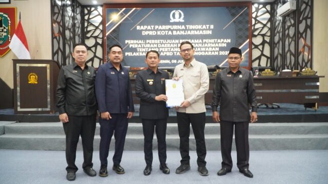 Penandatanganan persetujuan bersama Raperda Pertanggungjawaban Pelaksanaan APBD Tahun Anggaran 2025 menjadi simbol sinergi antara Pemkot Banjarmasin dan DPRD. Foto Dok Istimewa Penandatanganan persetujuan bersama Raperda Pertanggungjawaban Pelaksanaan APBD Tahun Anggaran 2025 menjadi simbol sinergi antara Pemkot Banjarmasin dan DPRD. Foto Dok Istimewa